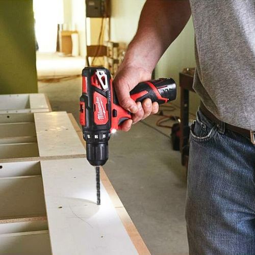 MILWAUKEE M12BDD-202C AKU BUŠILICA 12V/2X2.0AH