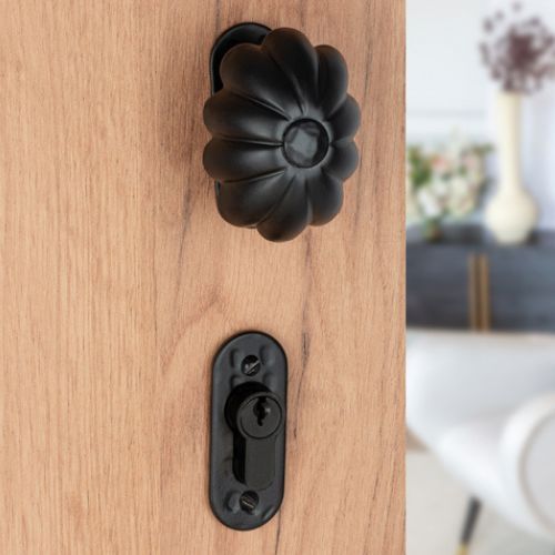 KVAKA KUGLA KOVANA RIONA OVALNA ROZETA CILINDAR CRNA DESNA