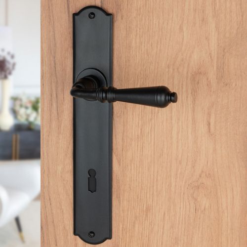 KVAKA KOVANA MOIRA ŠTIT KLJUČ CRNA