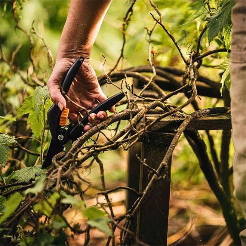 FISKARS ŠKARE VRTNE MIMOILAZNE P26 208MM