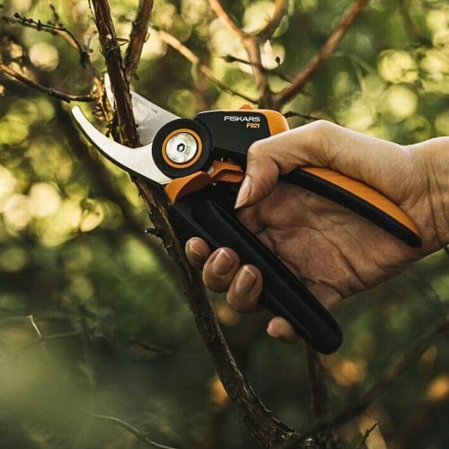 FISKARS ŠKARE VRTNE MIMOILAZNE PLUS P721 1057170