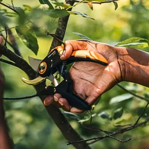 FISKARS ŠKARE VRTNE MIMOILAZNE PLUS P721 1057170