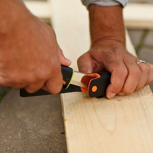 FISKARS NOŽ UNIVERZALNI S OŠTRILICOM 1023618