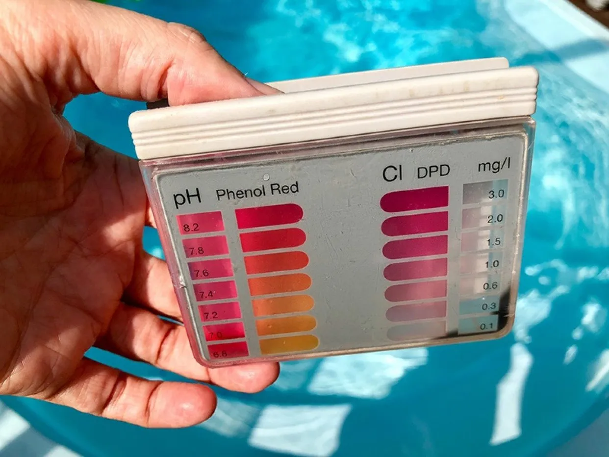 Mjerenje klora i pH vrijednosti u bazenu | Pinel Krk
