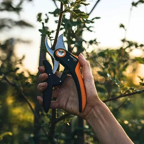 FISKARS ŠKARE VRTNE MIMOILAZNE PLUS P721 1057170